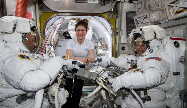 This NASA handout photograph obtained March 29, 2019 shows NASA astronaut Christina Koch (C) assisting fellow astronauts Nick Hague (L) and Anne McClain (R) in their US spacesuits shortly before they begin the first spacewalk of their careers. Hague and McClain worked outside, in the vacuum of space, for six hours and 39 minutes on March 22, 2019 to upgrade the International Space Station's power storage capacity. - The US space agency NASA scrapped on March 25, 2019 the planned historic spacewalk by two women astronauts, citing a lack of available spacesuits that would fit them at the International Space Station. Christina Koch will now perform tasks in space Friday, March 29, 2019 with fellow American Nick Hague -- instead of Anne McClain as originally planned. (Photo by Handout / NASA / AFP) / RESTRICTED TO EDITORIAL USE - MANDATORY CREDIT "AFP PHOTO / NASA" - NO MARKETING NO ADVERTISING CAMPAIGNS - DISTRIBUTED AS A SERVICE TO CLIENTS
