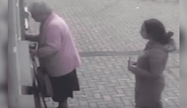 La delincuente se acercó silenciosamente a la anciana cuando estaba retirando dinero en un cajero automático