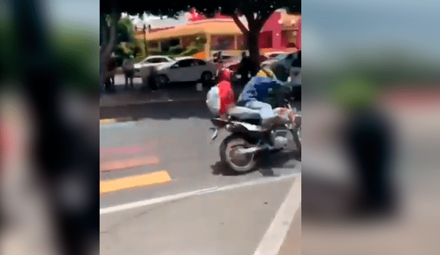 Vía YouTube. Joven motociclista trató de escapar de policía junto con su acompañante, pero su huida no salió como lo esperaba