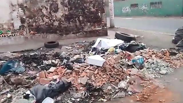 Ate: denuncian arrojo y quema de basura en frontis de hospital [VIDEO]