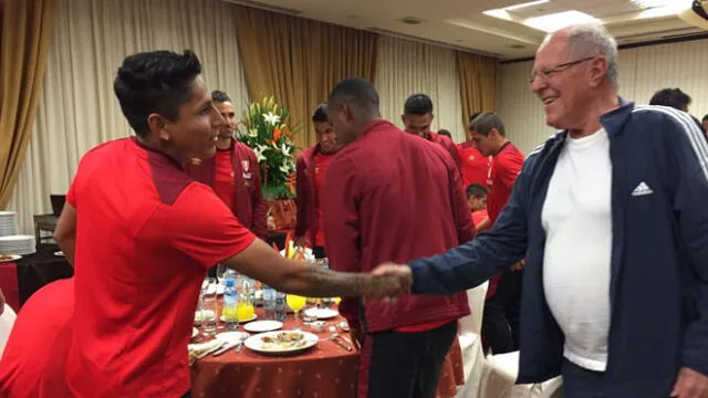 Selección peruana recibió la visita del presidente Kuczynski a su retorno a Lima