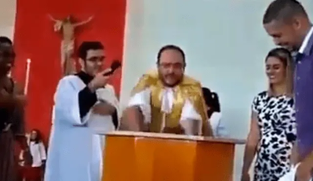 Facebook viral: sacerdote sumerge en agua bendita a bebé y este tiene inesperada reacción
