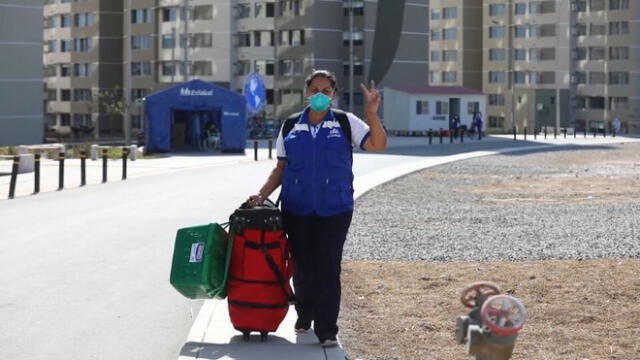 Enfermeras y técnicas regresan a casa después de un mes de servicio. Foto: EsSalud