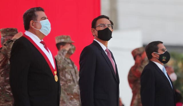 Martín Vizcarra lideró la ceremonia por el Día de las Fuerzas Armadas. Foto: Presidencia.