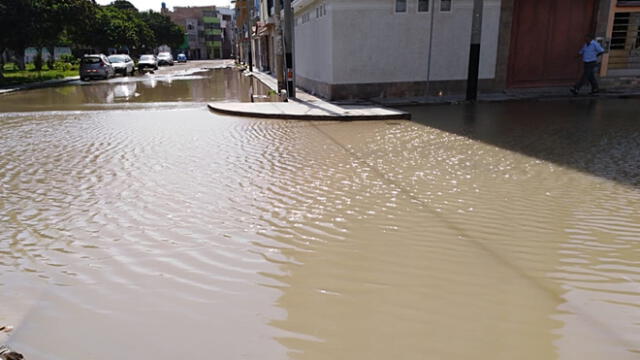 Chiclayo: calles inundadas por falta de mantenimiento de acequia