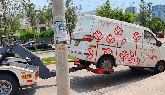 San Valentín: auto repartidor de rosas se estaciona en zona prohibida y grúa se lo lleva  