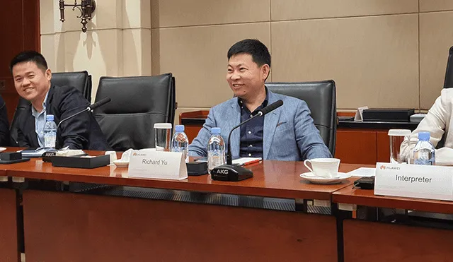 Richard Yu en entrevista con la prensa francesa en la sede de Huawei en Shenzhen, China. | Foto: Frandroid.