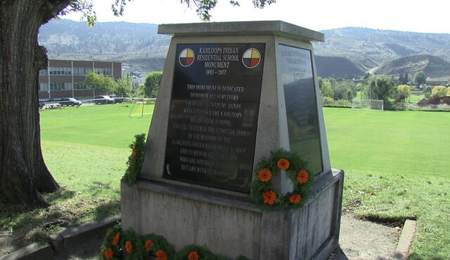 Monumento conmemorativo a las víctimas ubicado frente al edificio principal de la residencia. Foto: Vancouversun