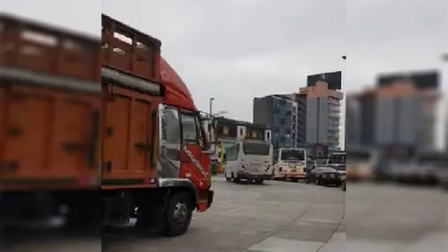 Indignación por vehículos que cruzan plaza Bolognesi para evadir congestionamiento [VIDEO]