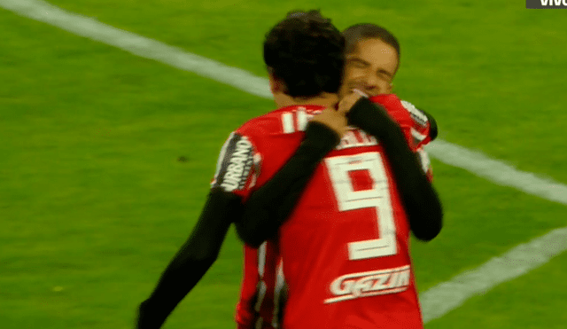 Alexandre Pato abrazando a su compañero Pablo, quien fue el asistidor del gol de Sao Paulo. | Foto: ESPN