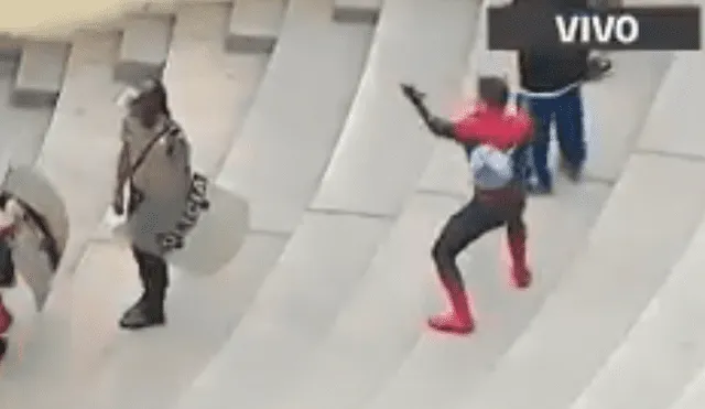 En Facebook, un joven utilizó el disfraz de SpiderMan para apreciar el partido en el Estadio Monumental.
