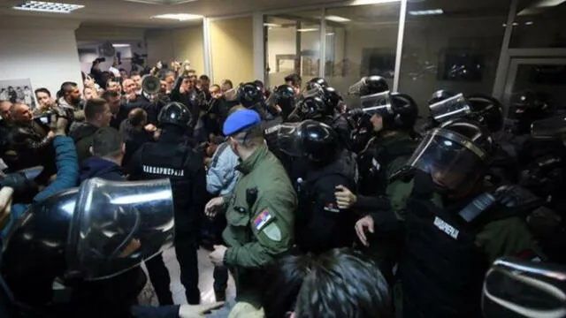 Policía serbia desaloja a manifestantes que irrumpieron en canal de TV