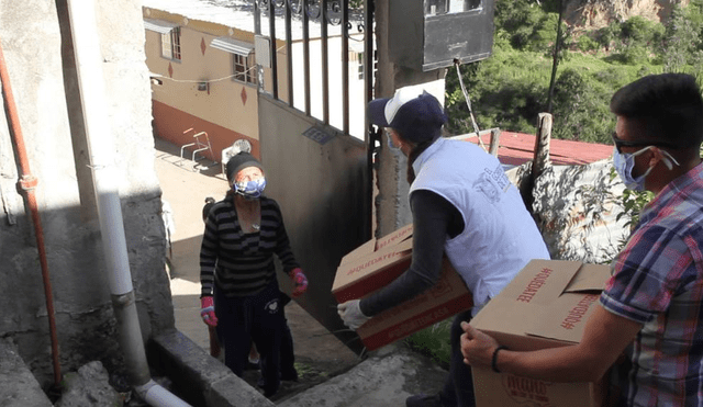 El gobierno de Ecuador hace entrega de una Canasta Solidaria para las familias de bajos recursos. Foto: Difusión.
