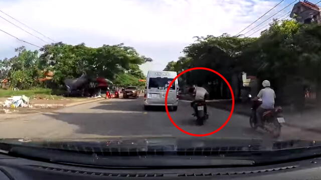 YouTube: Motociclista quiso burlar el tráfico, pero el karma lo puso en su sitio