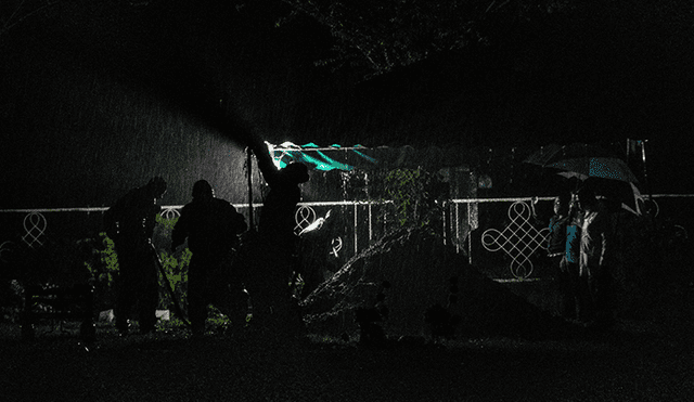 Se entierra un ataúd en Managua, Nicaragua, el 8 de junio de 2020 durante una noche de "entierro exprés", un procedimiento que se ha implementado desde el comienzo de la nueva pandemia de COVID-19.  | Foto: INTI OCON / AFP