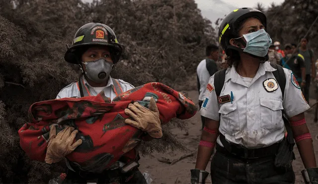 Facebook: impactante rescate de bebé entre las cenizas del Volcán de Fuego [VIDEO]