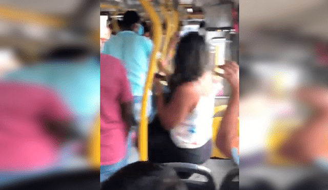 La mujer subió al bus con la mascarilla pero después se la sacó y comenzó a toser.