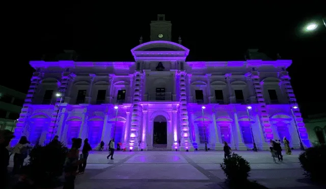 El Palacio de Gobierno se iluminó de morado para reflejar "la igualdad y la equidad" a la que aspiran las mujeres. (Foto: Twitter)