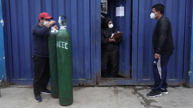 Personas esperan horas para llenar oxígeno para sus familiares que sufren esta pandemia . Fotos: Aldair Mejía/La República.