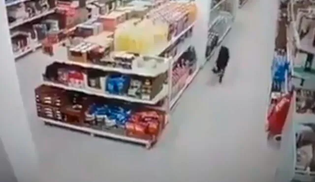Desliza las imágenes para descubrir la terrible acción de un perro callejero tras ingresar a un supermercado. Foto: captura de Facebook