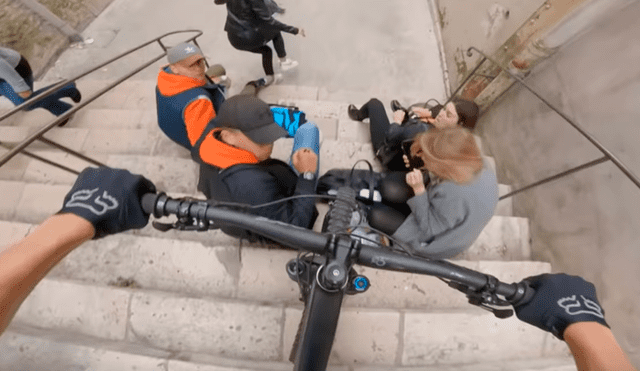 YouTube viral: Ciclista desciende a toda velocidad y no se percata de unos aterrados jóvenes [VIDEO]