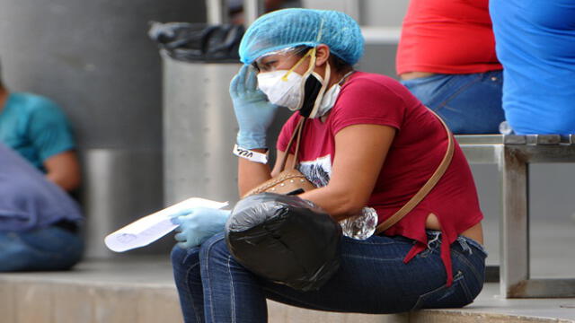 A relative of a patient being treated for COVID-19, waits for news of her loved one at the IESS Hospital Los Ceibos in Guayaquil, Ecuador, on April 13, 2020 during the novel coronavirus pandemic. - With hundreds of bodies left decaying in homes for days due to lack of space in the city's overwhelmed morgues and hospitals, the coronavirus has struck a blow to Ecuador's economic capital Quayaquil, now a symbol of the chaos the pandemic can unleash among Latin America's poor. (Photo by Jose SANCHEZ / AFP)