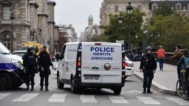 Cuatro policías y el agresor muertos en un ataque en París [VIDEO]