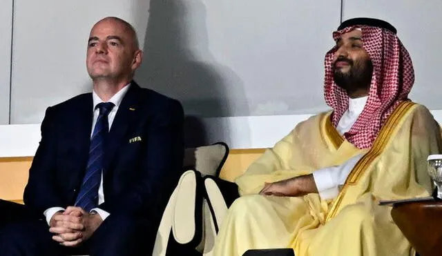 El príncipe heredero Mohammed Ben Salman junto al presidente de la FIFA Gianni Infantino. Foto: AFP