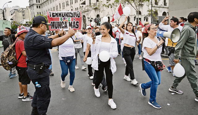 Antecedente. El 16 de diciembre, policías ‘marcharon’ con civiles en Lima. Se identificó en ese acto a ‘La Resistencia’. Foto: AFP