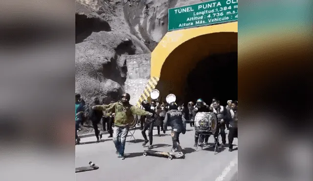 Facebook viral: Orquesta peruana detiene tránsito para tocar huayno y turistas ‘zapatean’ [VIDEO]