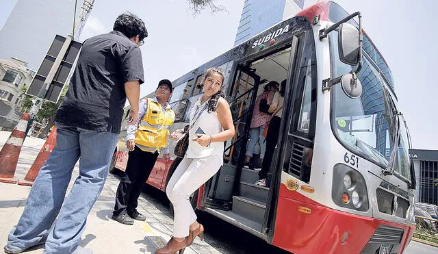 Servicio. Buses de los corredores complementarios movilizan a 170 mil usuarios cada día. Foto: John Reyes/La República