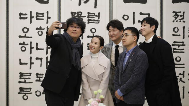 El director Bong Joon Ho junto a los actores que dieron vida a Parásitos. Fuente AFP