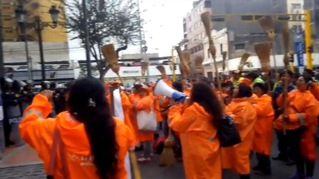 Trabajadoras de limpieza protestan frente al Ministerio de la Mujer [VIDEO]