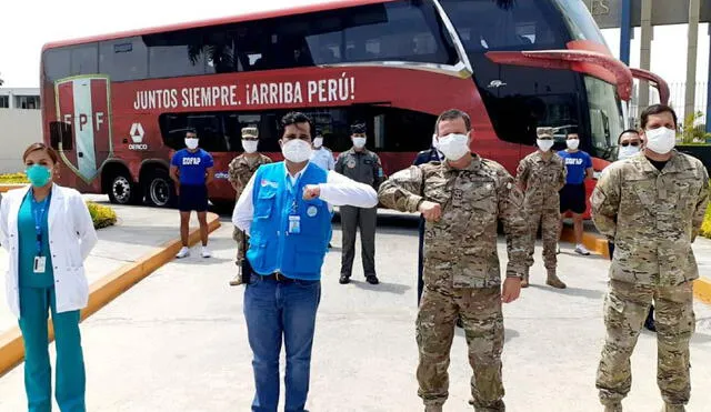 El bus de la Selección Peruana de Fútbol viene trasladando a los militares y doctores. Foto: Prensa FPF