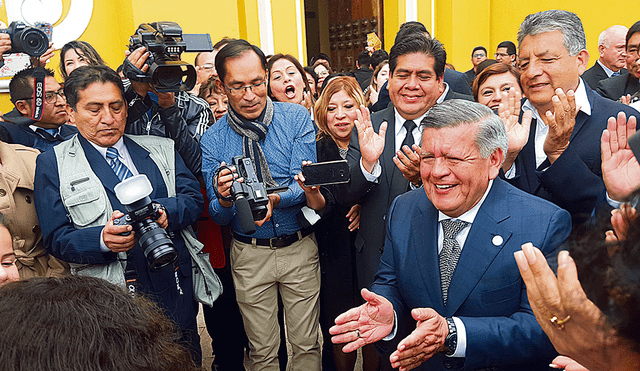 de cumpleaños. Acuña festejó en Trujillo y señaló que es muy pronto para hablar de una candidatura suya.