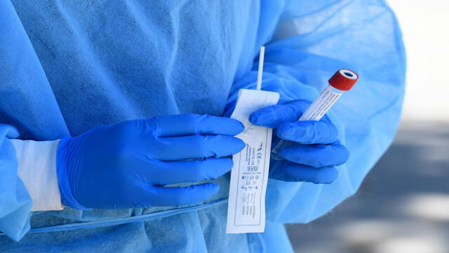 WINNETKA, CALIFORNIA - AUGUST 10: A Mend Urgent Care worker holds a test kit used to perform drive-up COVID-19 testing at James Jordan Middle School on August 10, 2020 in Winnetka, California. The coronavirus pandemic spread quickly throughout the state, as California continues to lead the nation in number of cases.   Kevin Winter/Getty Images/AFP