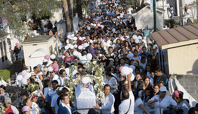 1. Angustia. Hombres, mujeres y niños vestidos de blanco acuden al entierro de la menor.