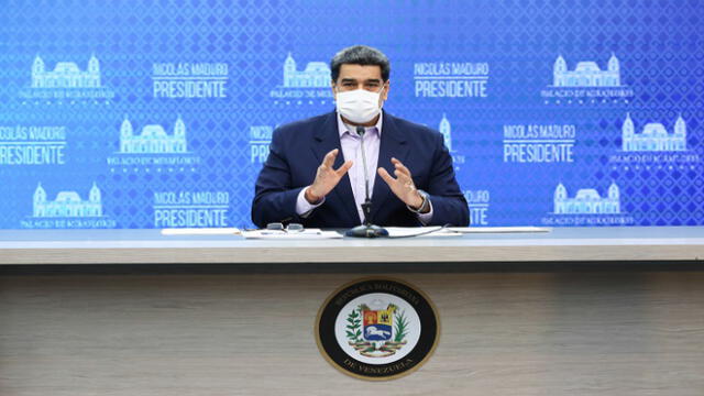 Handout picture released by the Venezuelan Presidency showing Venezuela's President Nicolas Maduro wearing a face mask as he speaks during a televised announcement, at Miraflores Presidential Palace in Caracas, on May 30, 2020. - Maduro announced new prices of gasoline since June 1. (Photo by Marcelo Garcia / Venezuelan Presidency / AFP) / RESTRICTED TO EDITORIAL USE - MANDATORY CREDIT AFP PHOTO / VENEZUELAN PRESIDENCY / MARCELO GARCIA - NO MARKETING NO ADVERTISING CAMPAIGNS - DISTRIBUTED AS A SERVICE TO CLIENTS