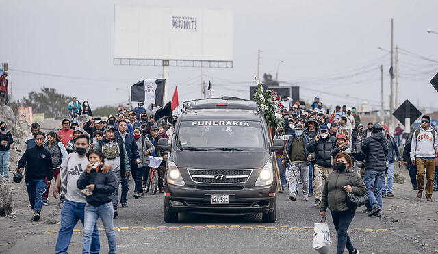 último adiós. El féretro de la víctima fue llevado al lugar donde perdió la vida. Los enfrentamientos dieron una pausa.