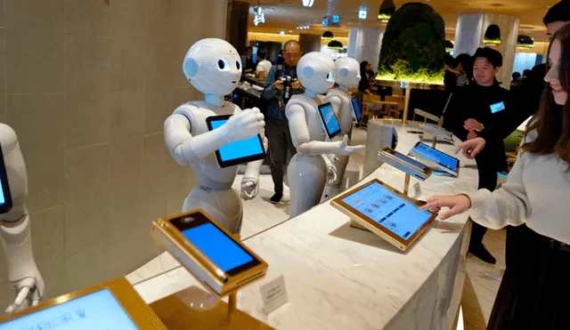 Robots Peppers atienden cafetería en Shibuya, Japón. Foto: SoftBank