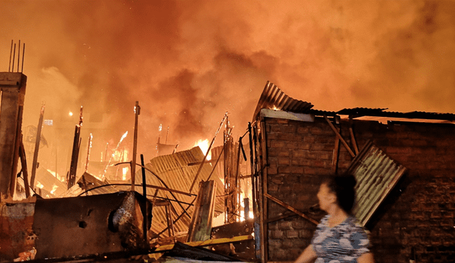 Villa El Salvador: Incendio consumió 60 puestos en mercado [VIDEO]