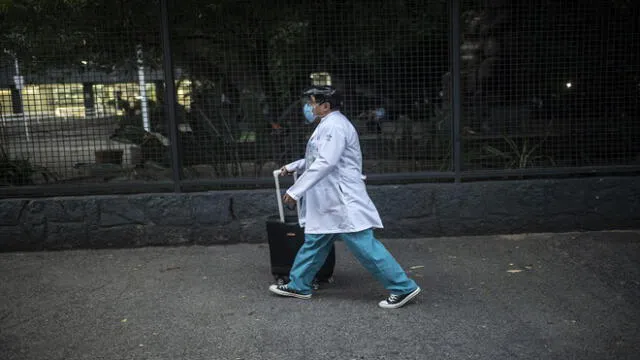 A doctor arrives at "20 de Noviembre" hospital in Mexico City, on April 28, 2020, amid the novel coronavirus pandemic. - Latin America is like "Europe six weeks ago" in relation to the advance of COVID-19, so an increase in the number of cases is expected in the coming weeks, warned on April 28 the deputy director of the Pan American Health Organization (PAHO), Jarbas Barbosa. (Photo by PEDRO PARDO / AFP)