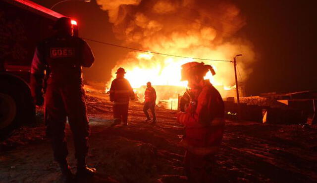 Bomberos trabajaron toda la madrugada para apagar las llamas. Foto: Municipalidad de Ventanilla.