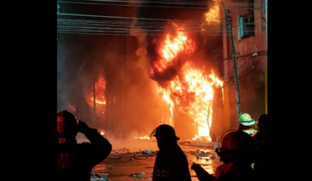 Incendio en Las Malvinas: Bomberos ingresaron a la galería Nicolini [VIDEO]