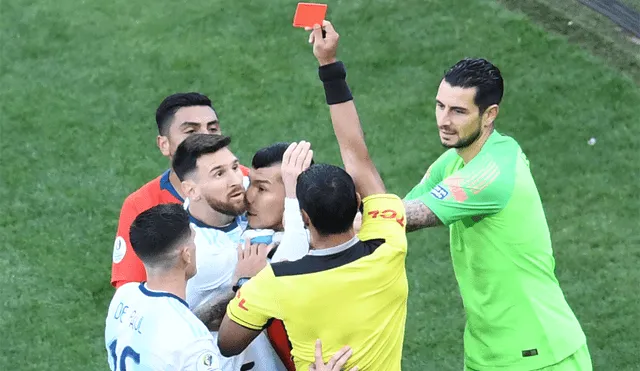 Messi fue expulsado por segunda vez en su carrera tras altercado con Medel en el Argentina vs. Chile. | Foto: AFP