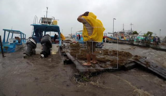 Pescadores en el Caribe mexicano aseguran sus barcas a causa del paso de la tormenta tropical Gamma. Foto: Alonso Cupul/EFE