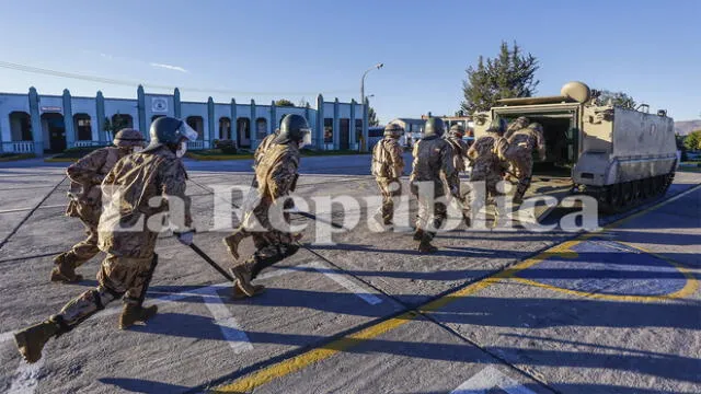 En grupos de 10 suben al Porta Tropa para dirigirse a sus puntos de control.