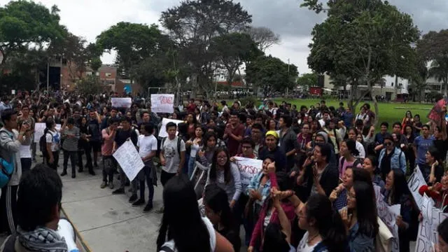 PUCP: alumnos protestaron en campus por cobros indebidos y bloquearon Av. Universitaria [VIDEO]