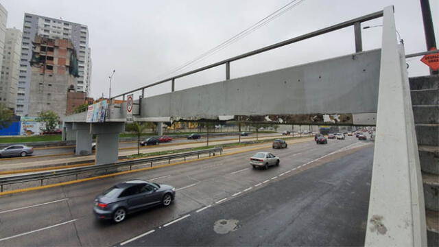 El camión de carga pesada causó severos daños en la estructura del puente. Créditos: Jessica Merino / URPI-GLR.