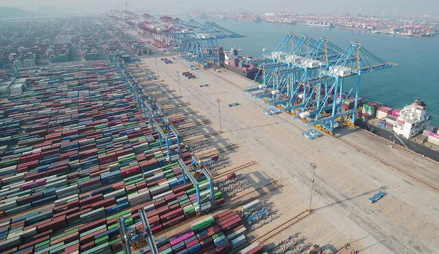Contenedores en la terminal de contenedores de comercio exterior en Qingdao, en la provincia oriental de Shandong, en China. Foto: AFP